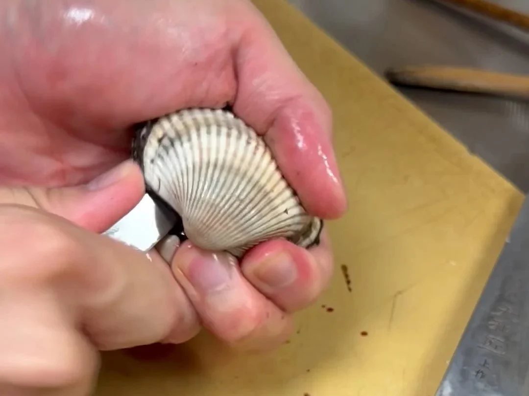 サルボウガイを開ける様子