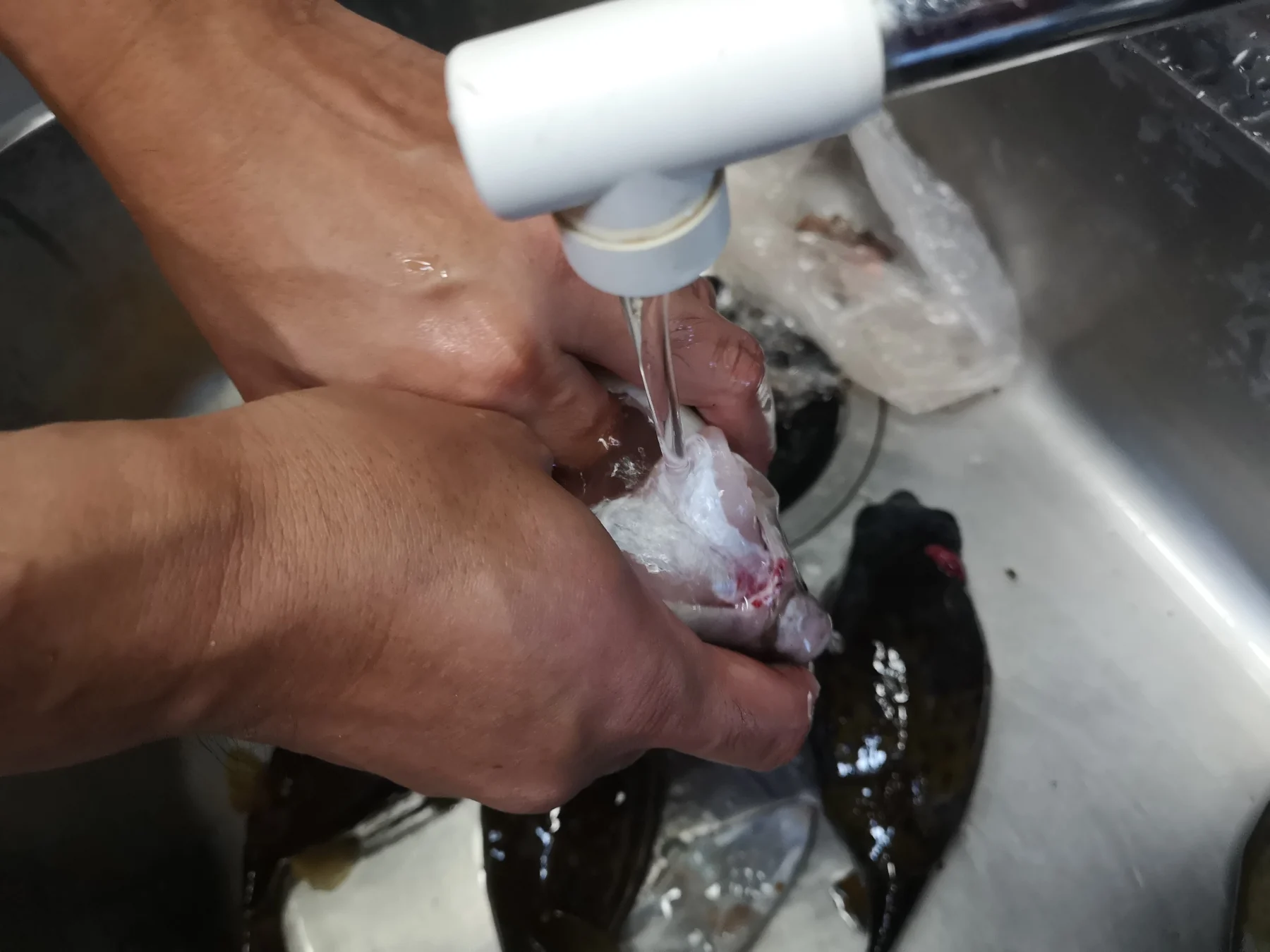 流水で洗う様子