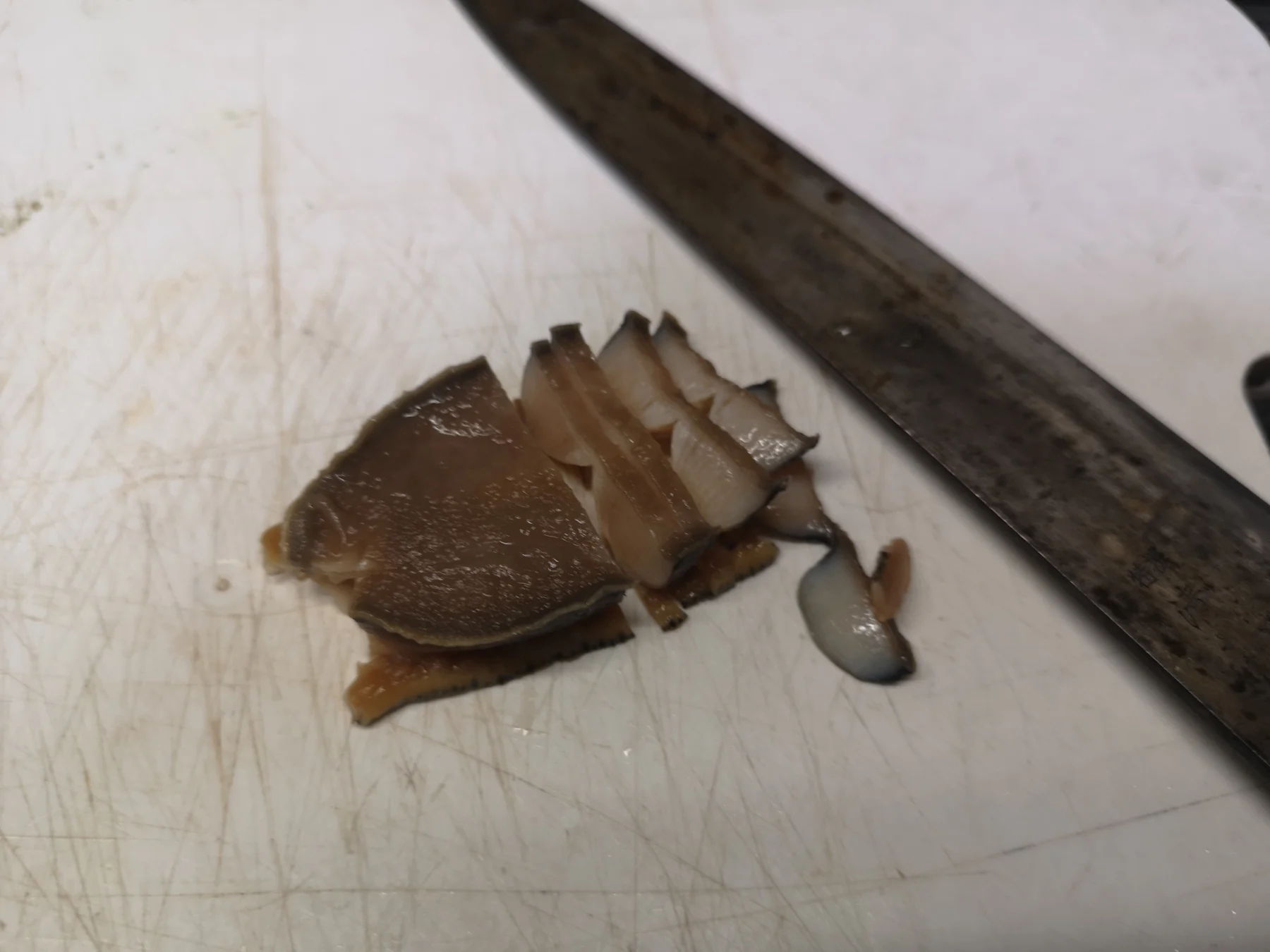マツバガイを刺身にカットする様子