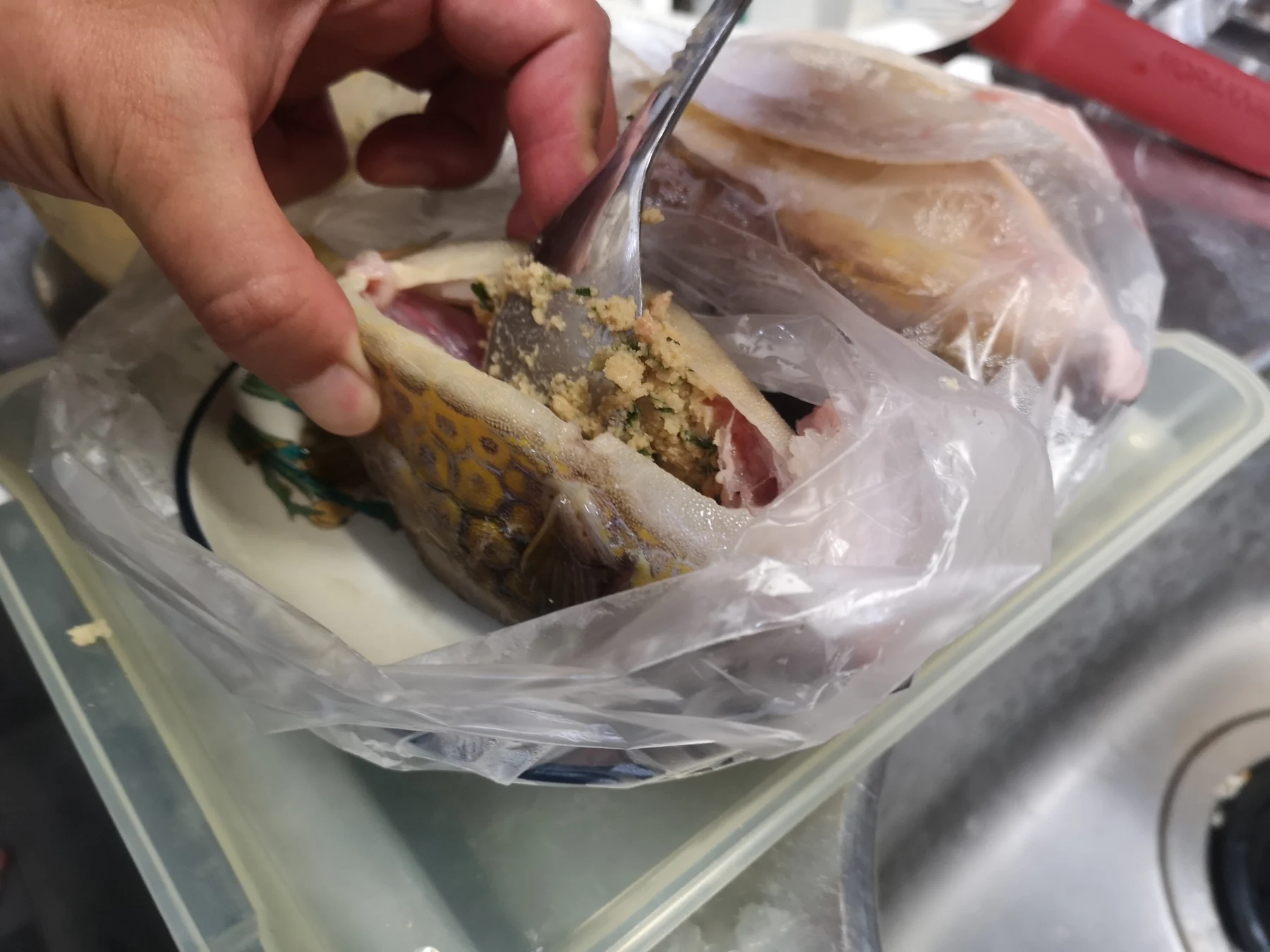 できあがった味噌ダネをハコフグに入れる